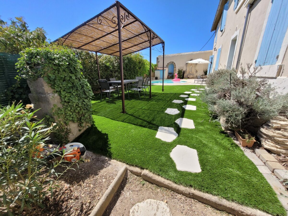 Réalisation de "Garden Design" Pose de Gazon Synthétique